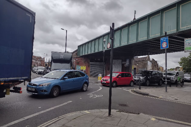 Congestion at the junction of Hurlingham Road and New Kings Road