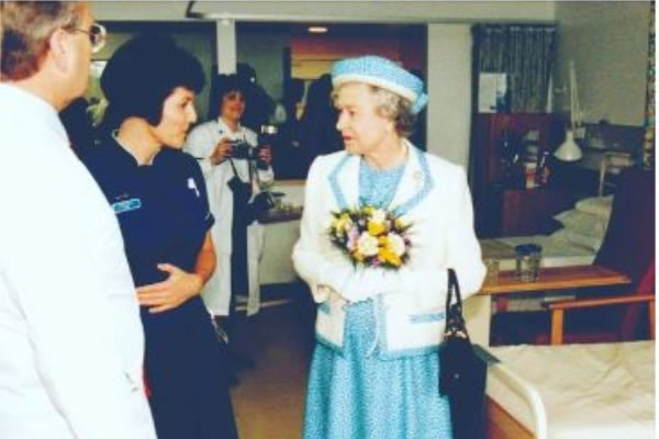 The Queen tours the hospital 