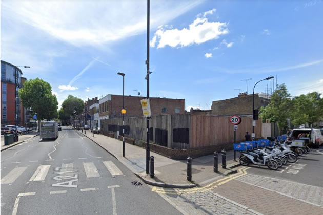Proposed site of mast by Wandsworth Bridge Road