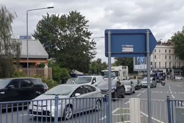 How cyclists are supposed to cross the roundabout is unclear with the current design 